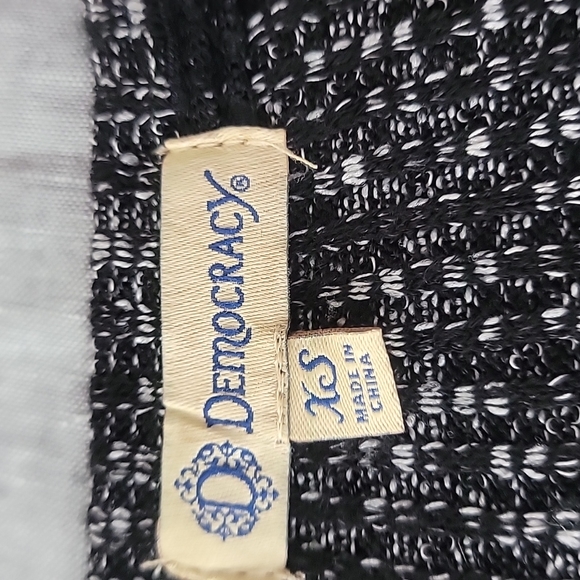 Democracy Cold Shoulder Asymmetric Knit Top - Picture 5 of 13